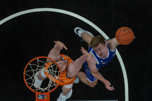 频频为球队 频频为球队