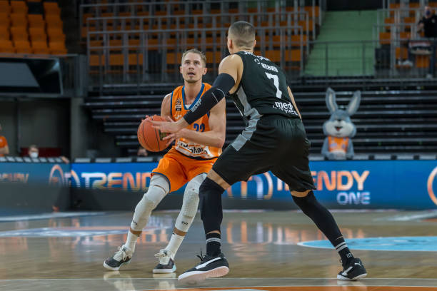 时显得更加 时显得更加